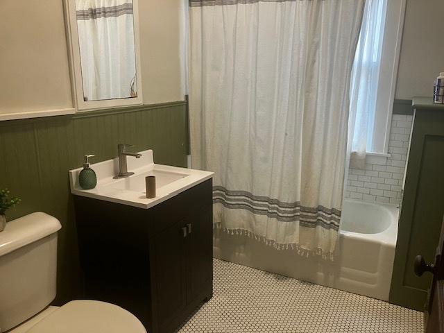 full bathroom with shower / bath combo, toilet, and vanity