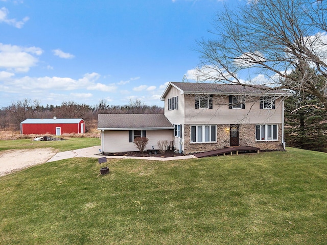 view of front facade featuring brick siding, dirt driveway, and a front lawn