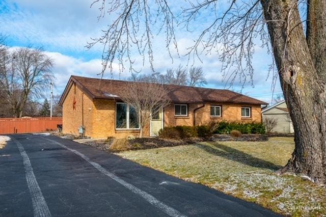 single story home with a front lawn