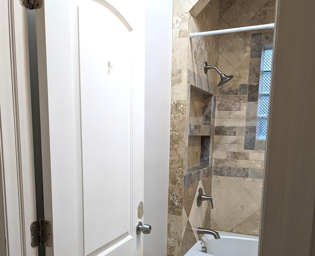 bathroom with tiled shower / bath combo