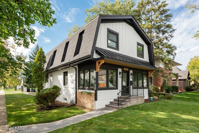 view of front of home featuring a front yard