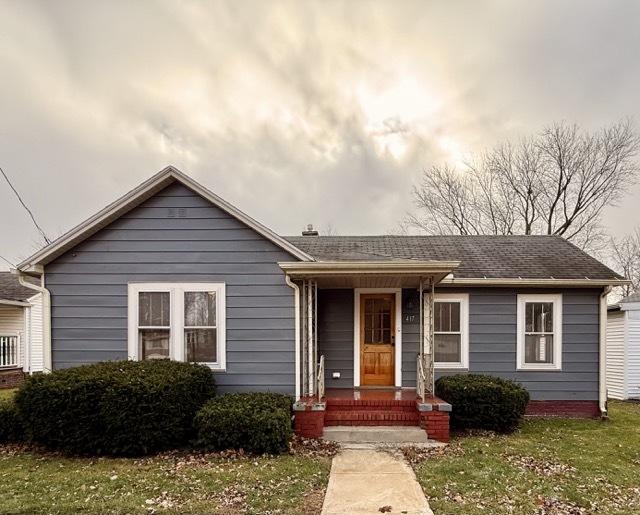 view of front of home with a front lawn