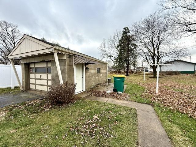 exterior space featuring a yard