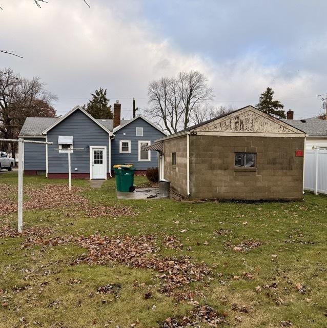 back of house featuring a yard