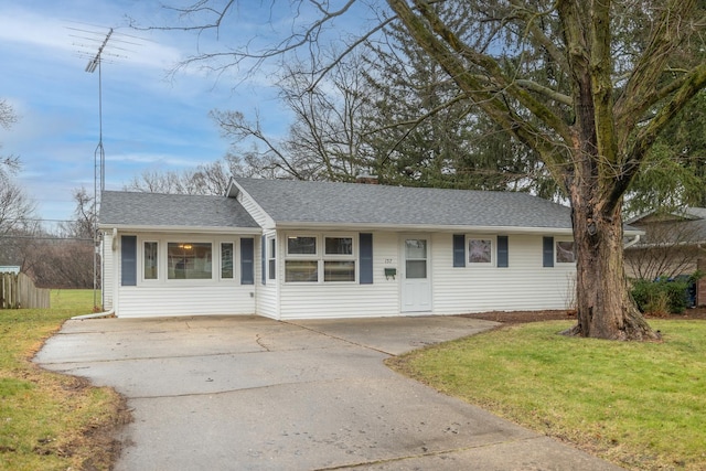 single story home with a front lawn