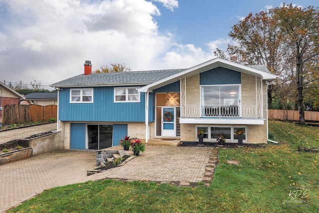 split foyer home featuring a patio and a front yard