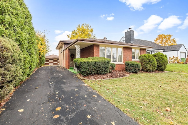 view of front of home featuring a front lawn