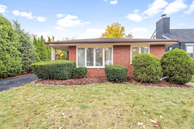 view of front of home with a front lawn