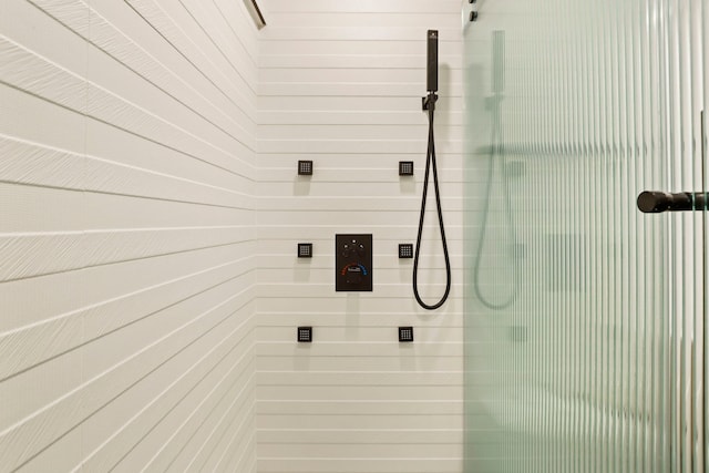 bathroom featuring tiled shower