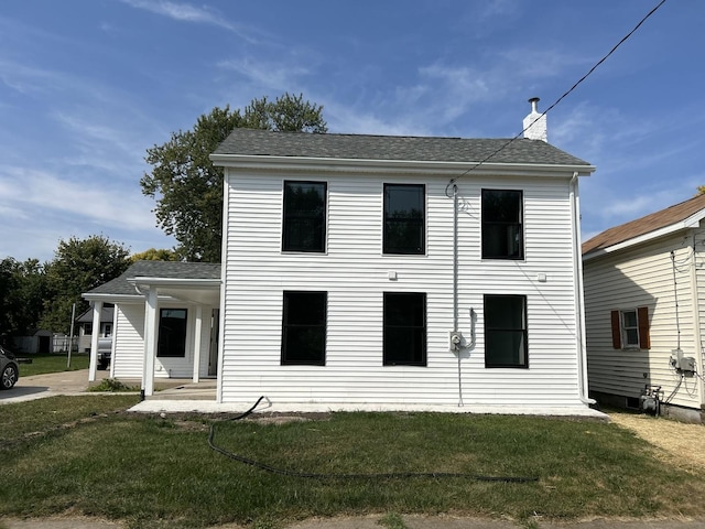 view of front facade featuring a front lawn