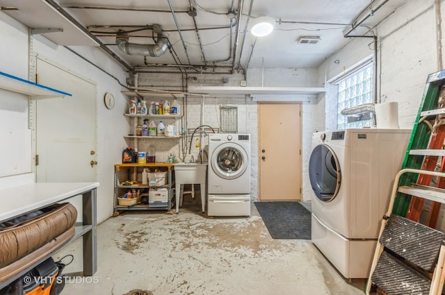 laundry area with visible vents and washer and clothes dryer