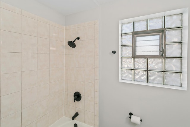 bathroom with tiled shower / bath combo