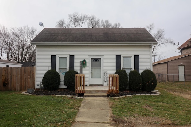 view of front of house featuring a front yard