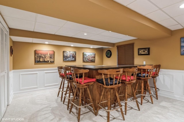 bar featuring a drop ceiling