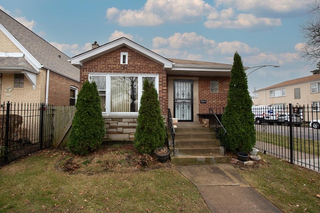 bungalow featuring a front yard