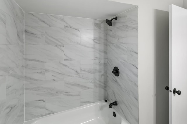 bathroom featuring tiled shower / bath