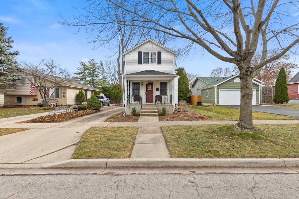 view of front of property featuring a front lawn