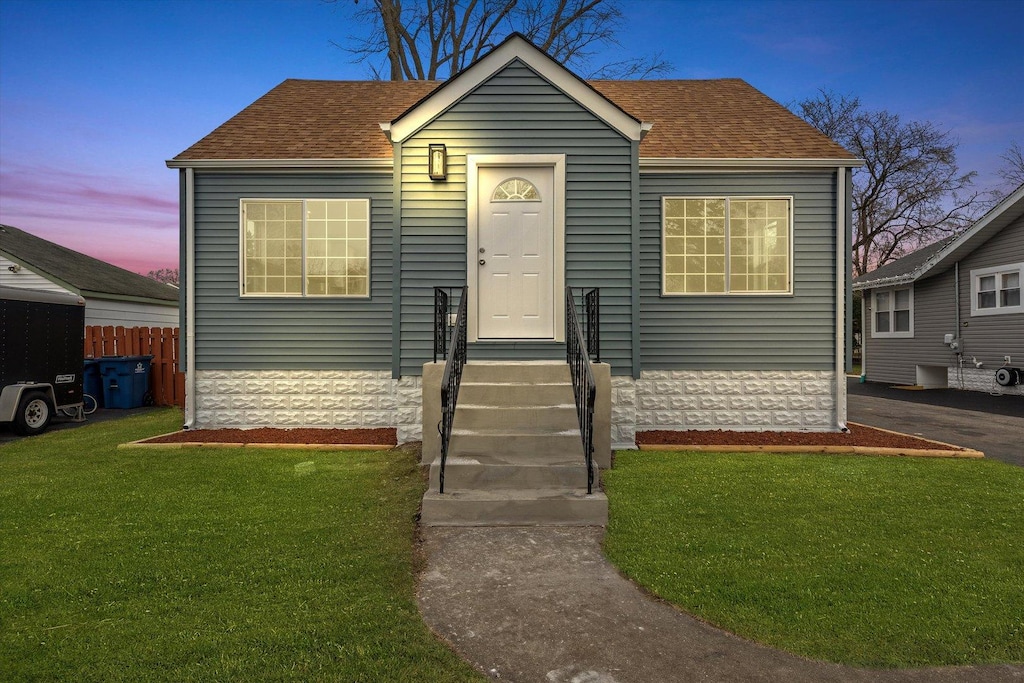 view of front facade featuring a lawn