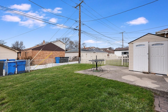 view of yard featuring a patio area