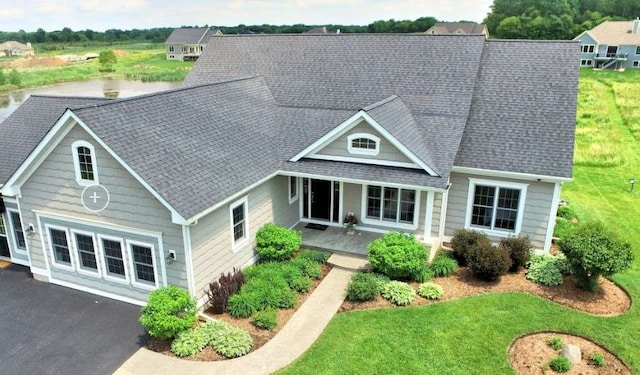 view of front facade featuring covered porch and a front yard