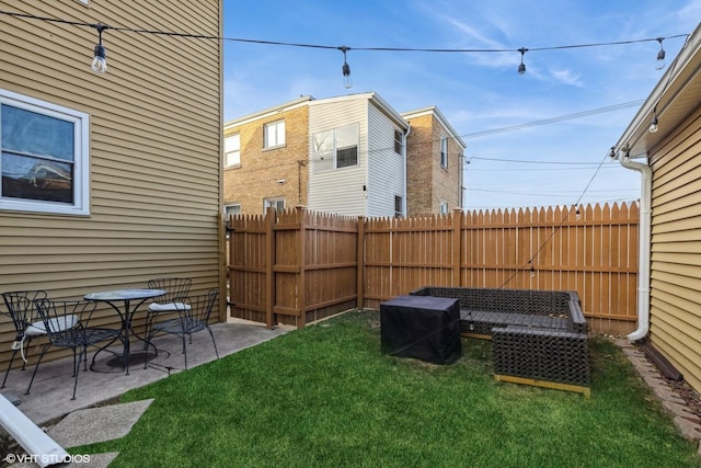 view of yard featuring a patio area