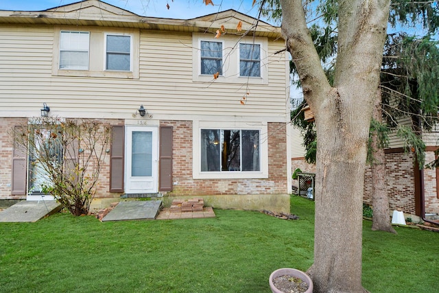 view of front of home featuring a front yard