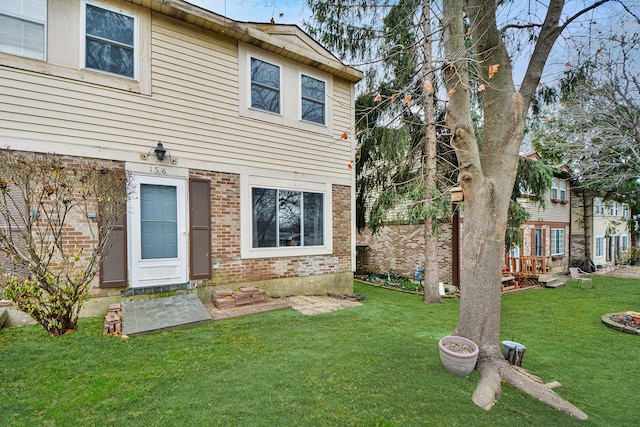 view of front of property featuring a front lawn