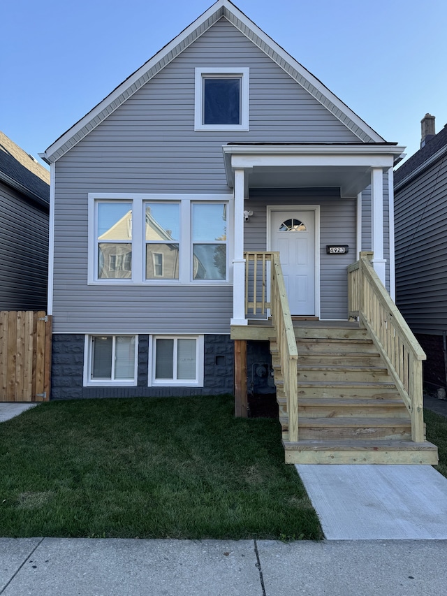 view of front of property featuring a front lawn