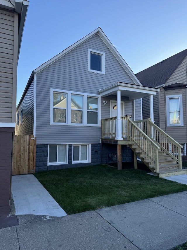 view of front facade featuring a front lawn