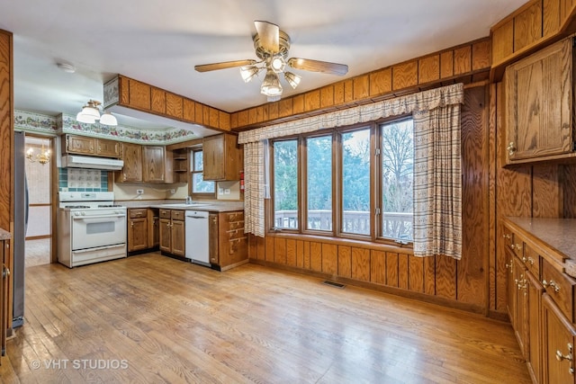 kitchen with ceiling fan, a healthy amount of sunlight, white appliances, and light wood-type flooring