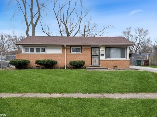 single story home featuring a front lawn