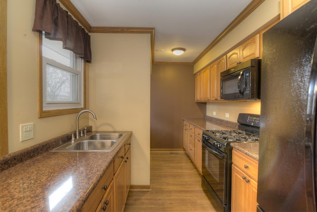 kitchen featuring black appliances, light hardwood / wood-style floors, crown molding, and sink