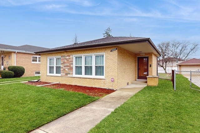 view of front of home featuring a front lawn