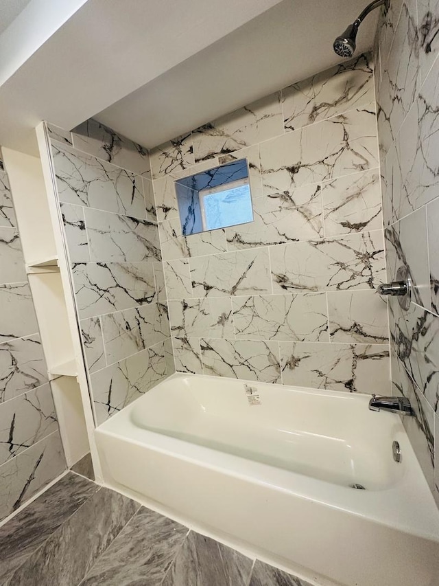 bathroom with tiled shower / bath combo