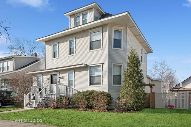 view of front facade featuring a front lawn