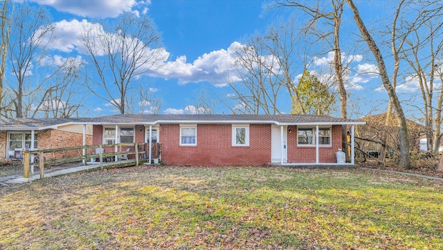 single story home with a front lawn