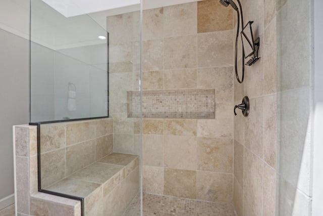 bathroom featuring tiled shower