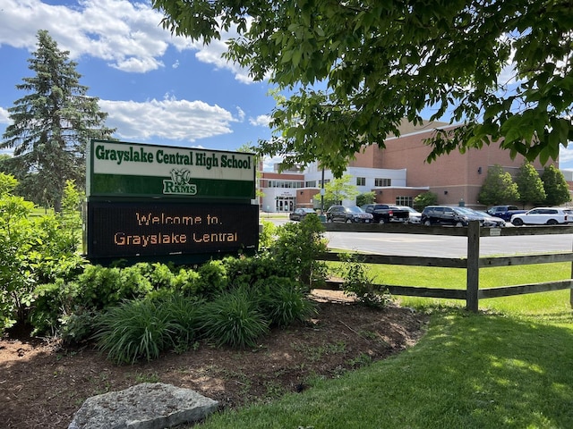 community sign featuring a yard