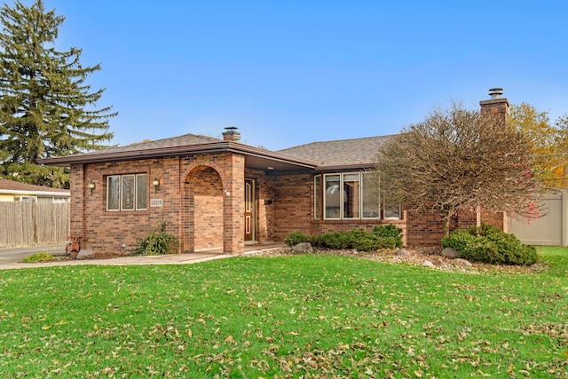 ranch-style house featuring a front lawn