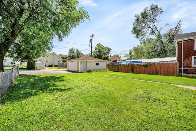 view of yard with an outbuilding