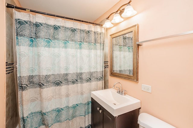 bathroom with a shower with shower curtain, vanity, and toilet