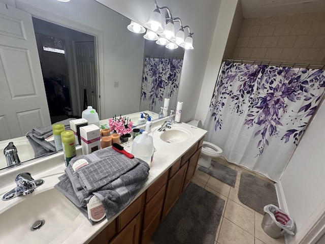 bathroom featuring vanity, an inviting chandelier, tile patterned floors, a shower with curtain, and toilet