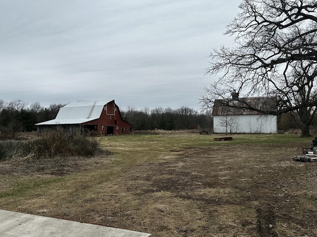 view of yard featuring an outdoor structure