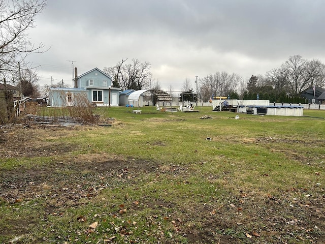 view of yard with an outbuilding