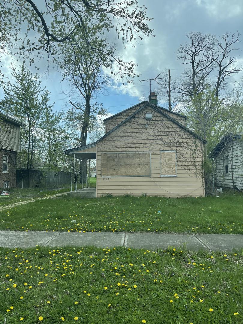 view of side of property featuring a lawn