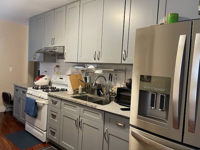 kitchen with stainless steel refrigerator with ice dispenser, dark wood-type flooring, sink, white gas stove, and range hood