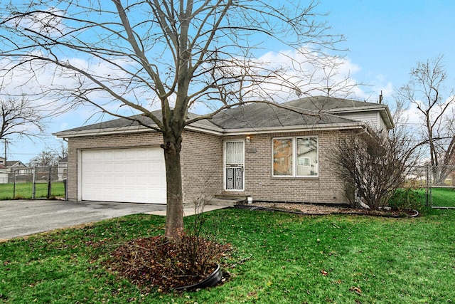 view of front of home featuring a front yard and a garage