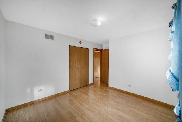 unfurnished room featuring light hardwood / wood-style flooring