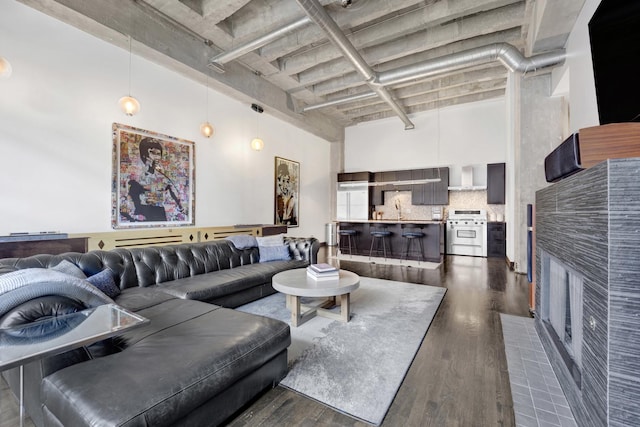 living room featuring sink, dark hardwood / wood-style floors, and a high ceiling