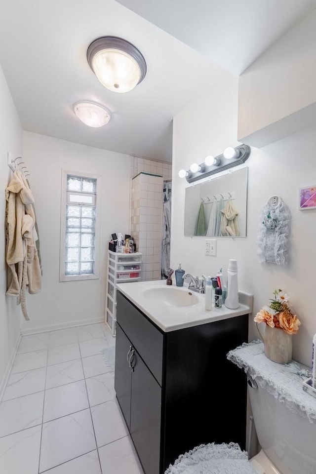 bathroom with a shower with shower curtain and vanity